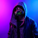 Ideal para cosplays de Cyberpunk 2077 o para raves debajo de puentes.